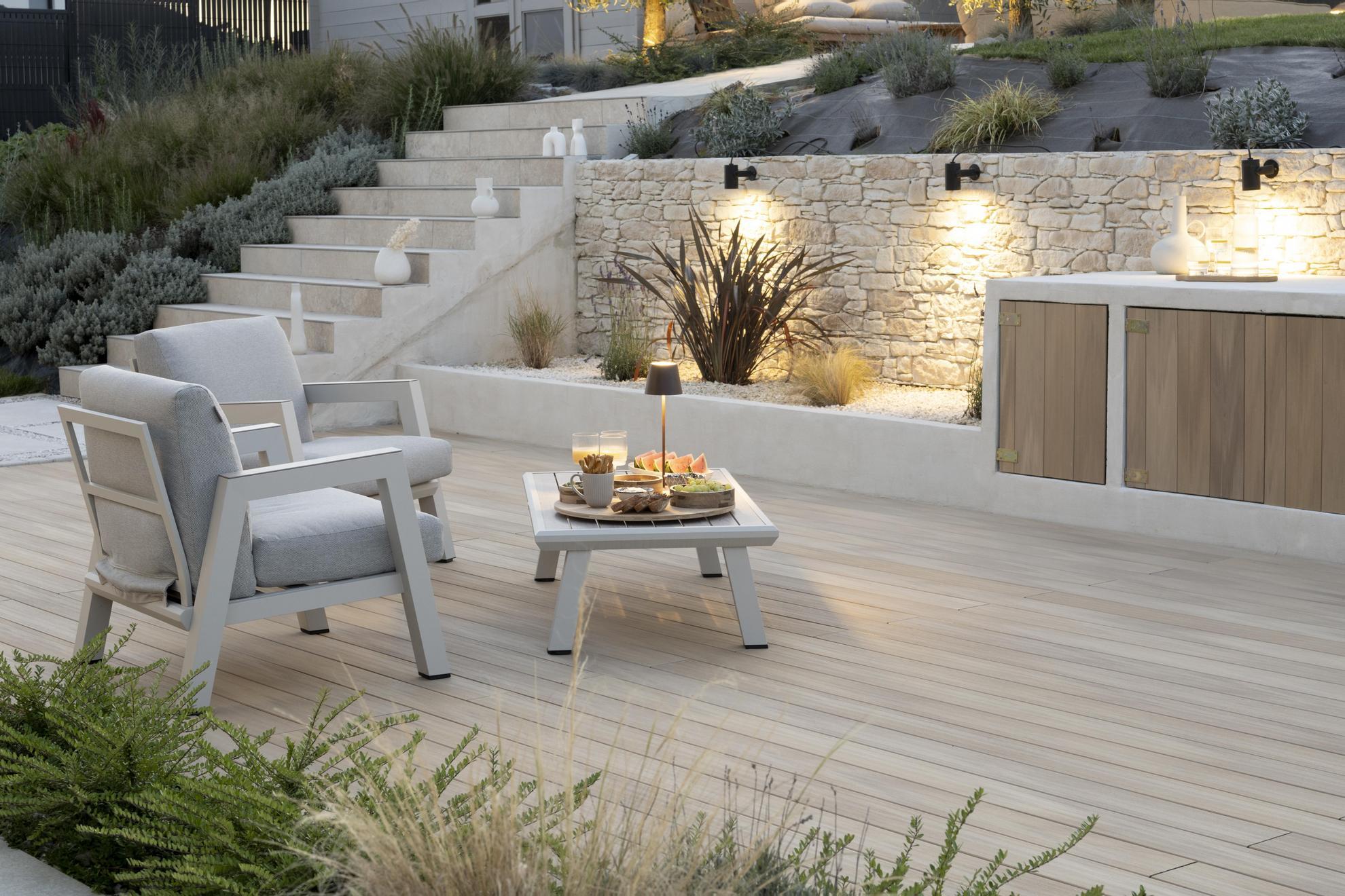 Terrasse composite Nuances Chêne clair Silvadec chez @be.home22 - Vue d'ensemble