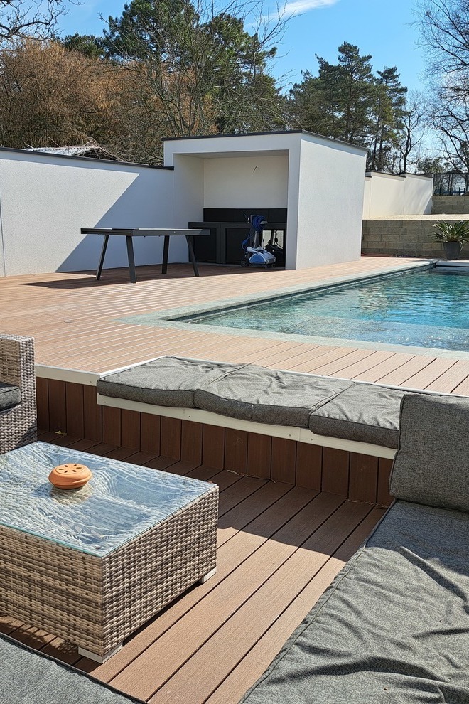 Terrasse aus Silvadec-Holzverbund rund um einen Pool mit Gartenmöbeln – hochwertiger Außenbereich