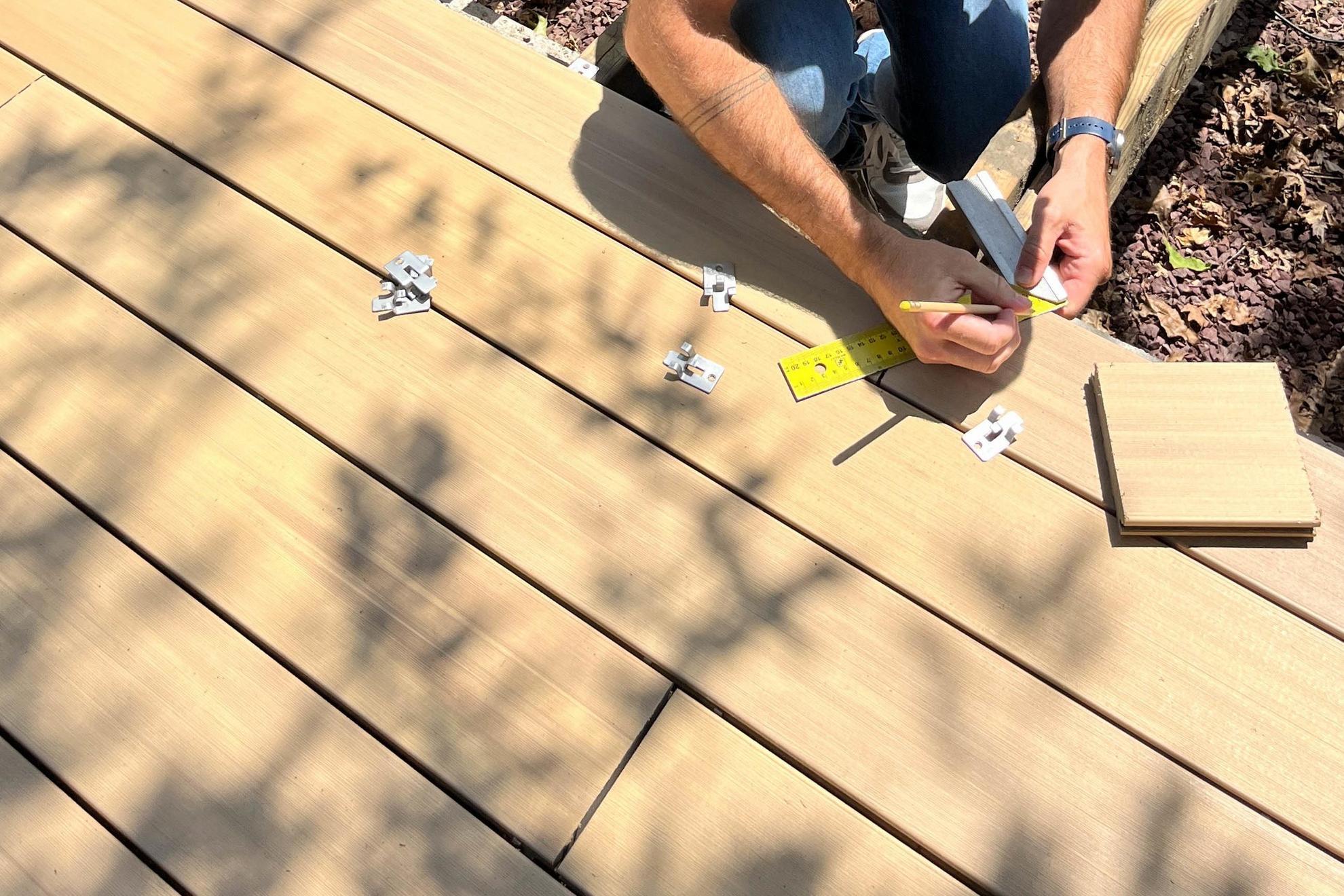 Verlegung von WPC-Terrassendielen mit Befestigungsklammern