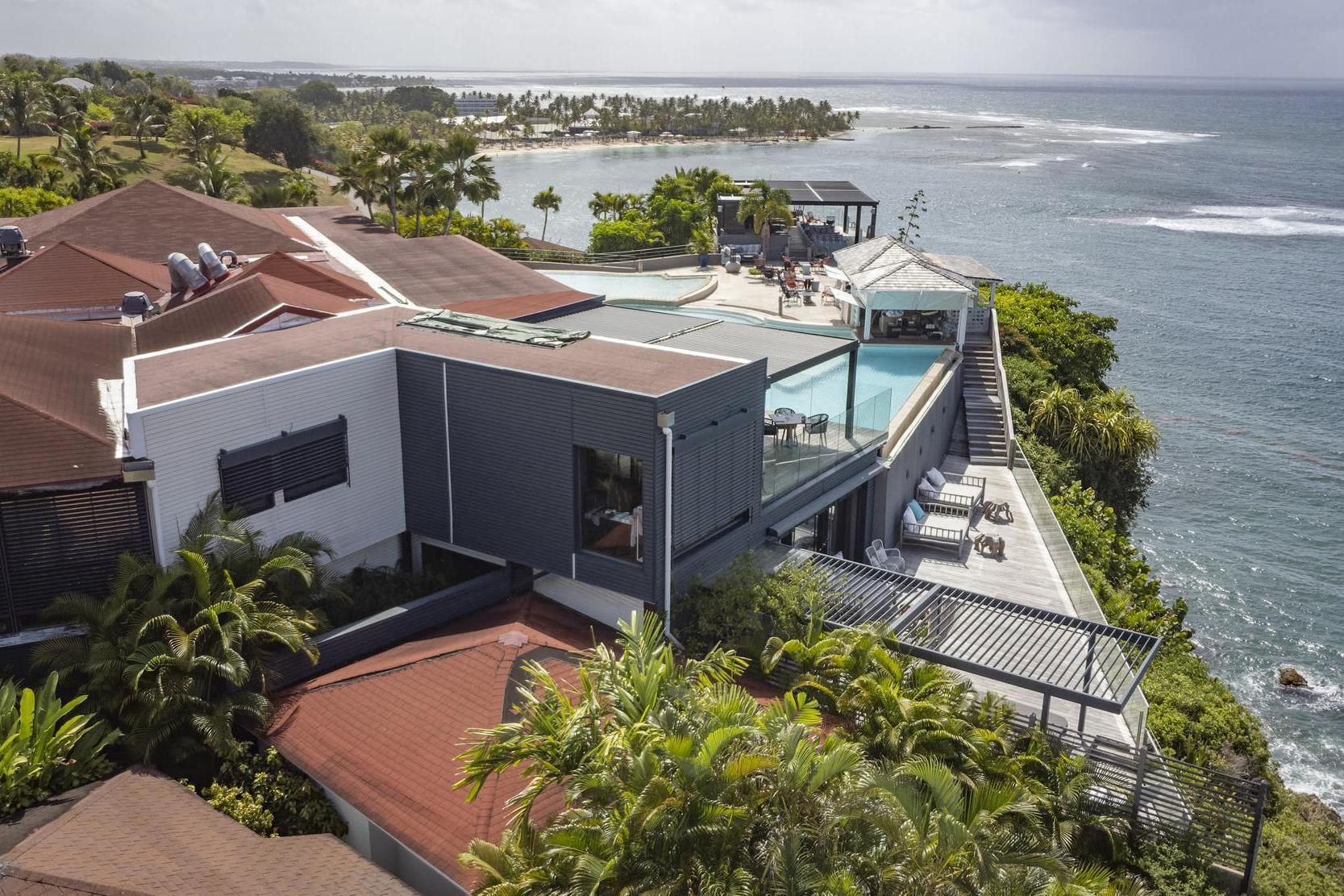 Installation der Silvadec Verbundfassade Atmosphere 175 in einem tropischen Küstengebiet, die ihre außergewöhnliche Klimaresistenz demonstriert