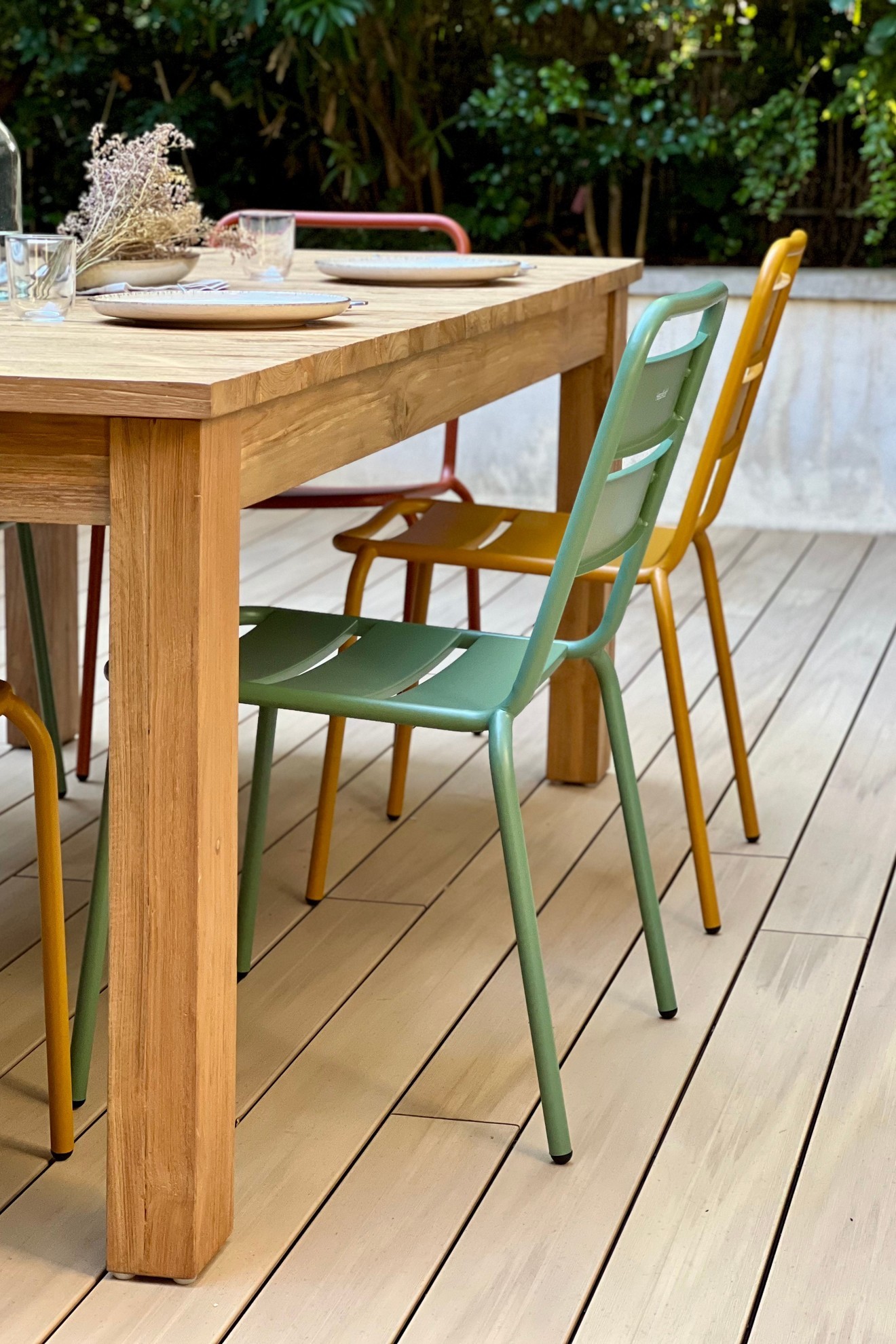 Moderner Gartentisch und Stühle auf einer Silvadec Nuances Eichenterrasse