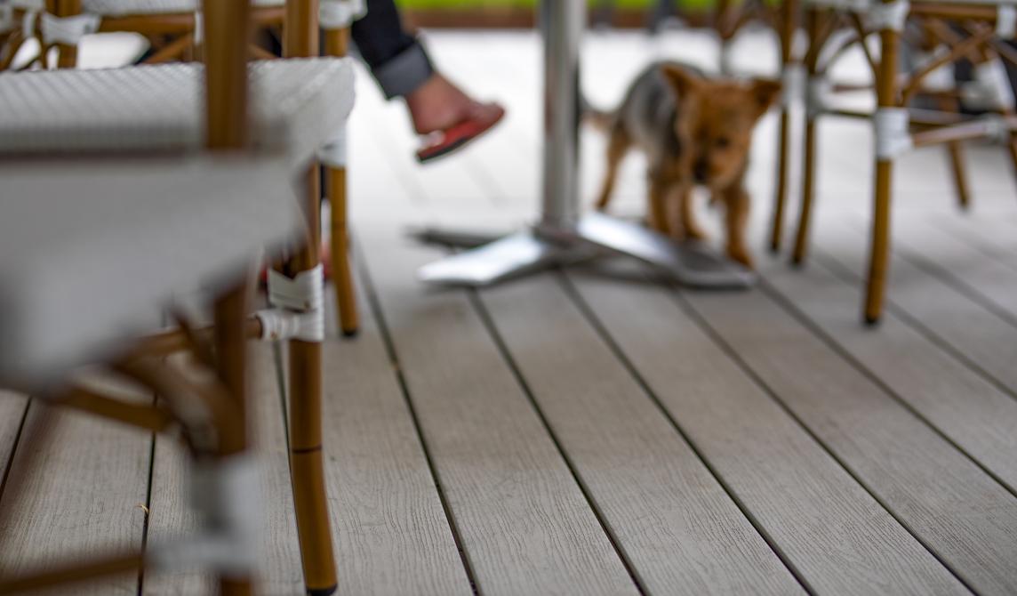 Unsere strukturierte Verbundholzdiele für Ihre Terrasse