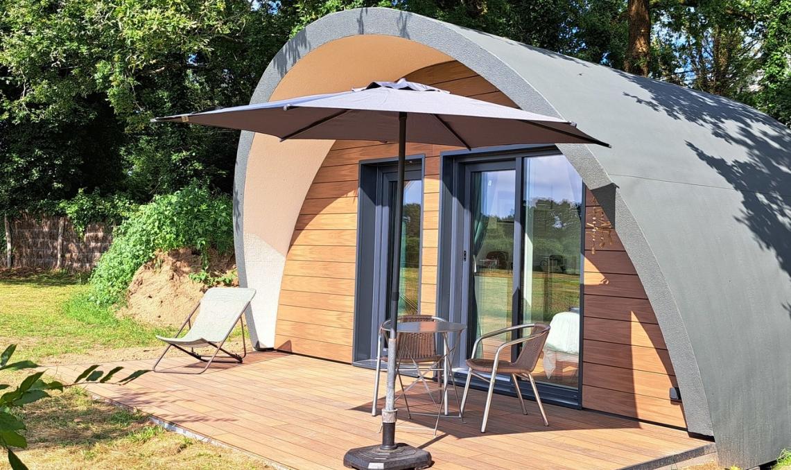 Écolodge Studio Hauts de Toulvern bardage Silvadec brun soleil avec terrasse Atmosphère Nuances Ipé - hébergement écologique innovant Arkegreen