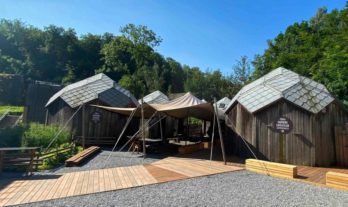 Die PBM-Rampe von Silvadec fügt sich perfekt in die Holzpavillons des Préhistomuseums ein