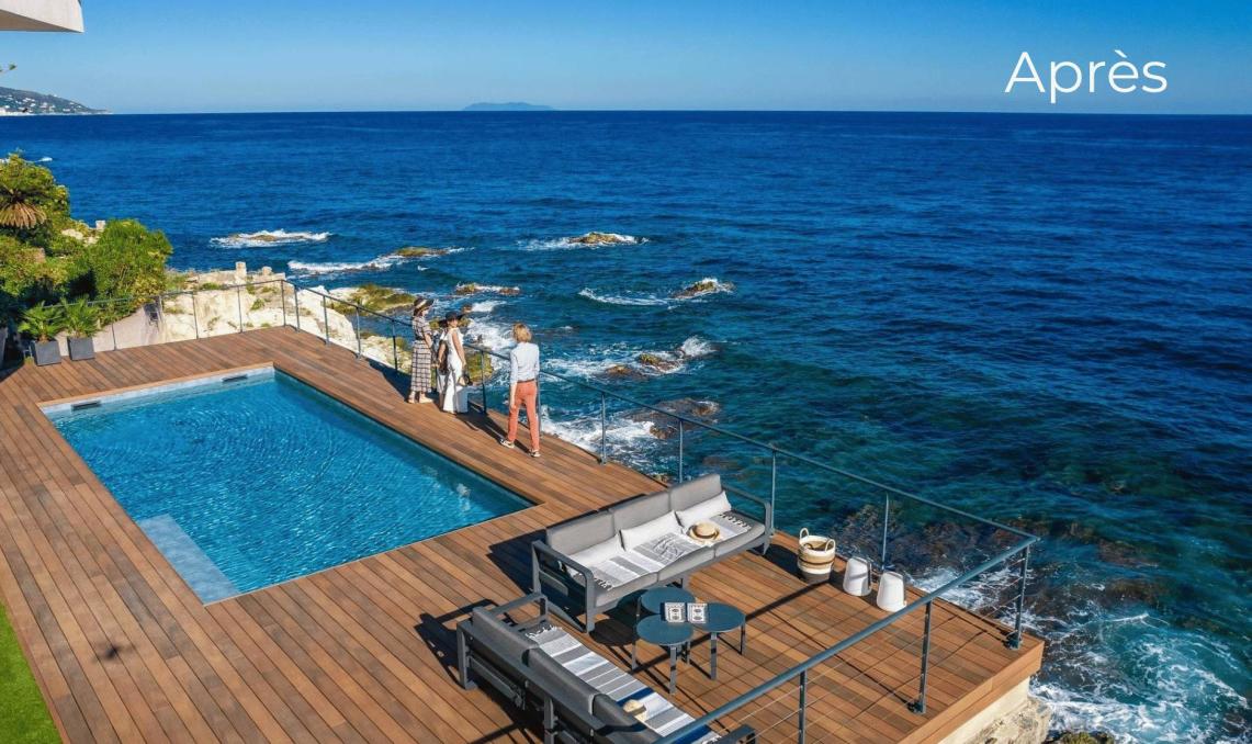 Avant/Après Terrasse en bois composite avec piscine et espace détente surplombant la mer Méditerranée. Des personnes admirent la vue panoramique depuis la barrière en verre, avec un mobilier extérieur moderne installé sur la plage de piscine. Le mot 'Après' apparaît en haut à droite de l'image.