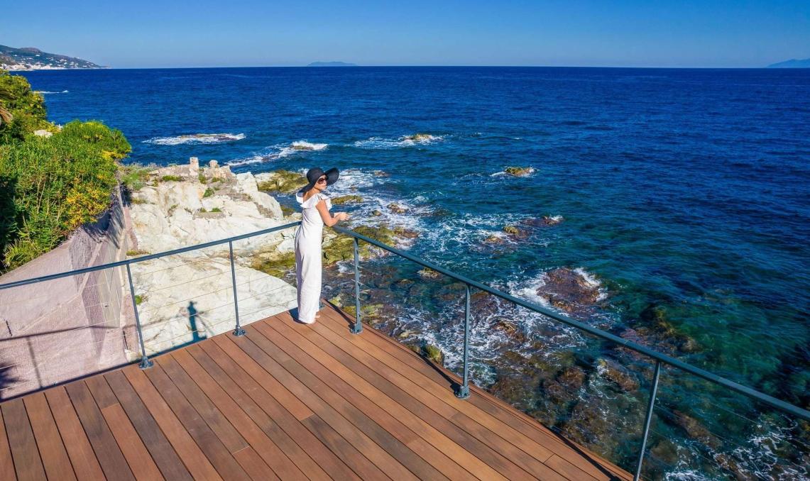 Terrasse en bois composite avec piscine de la Villa Cyrnos en Corse - Aménagement extérieur contemporain avec vue mer