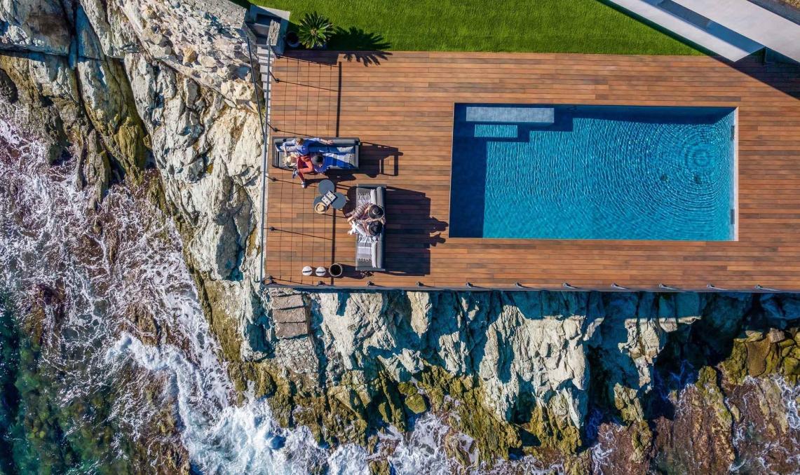 Terrasse en bois composite avec piscine de la Villa Cyrnos en Corse - Aménagement extérieur contemporain avec vue mer et montagne