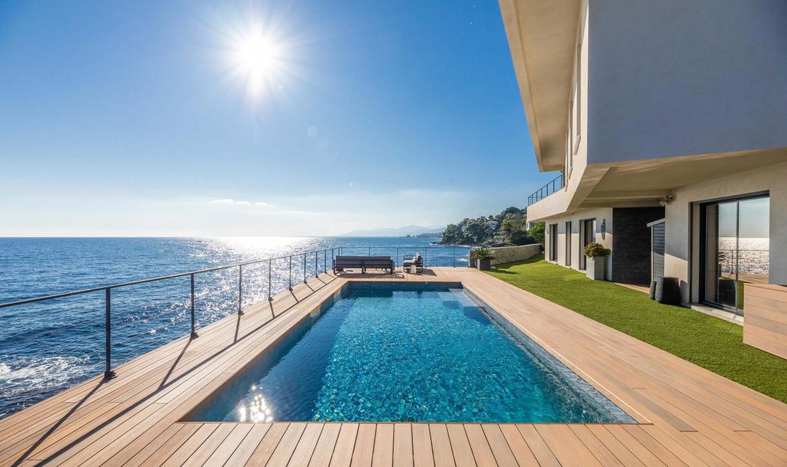 Terrasse en bois composite avec piscine de la Villa Cyrnos en Corse - Aménagement extérieur contemporain avec vue mer et montagne