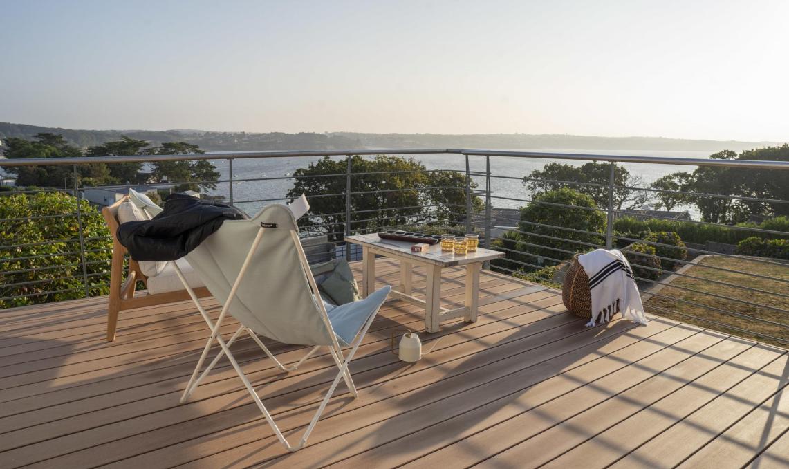 Balkon mit Blick auf das Meer.