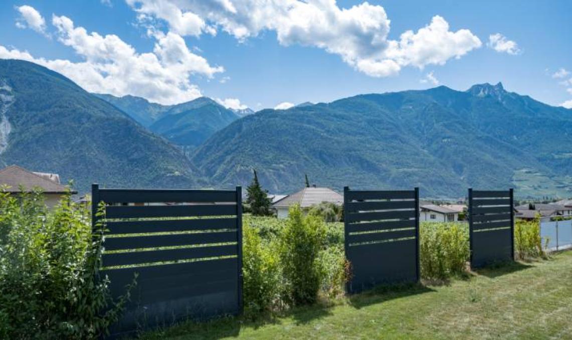 Clôture composite gris anthracite installation montagne