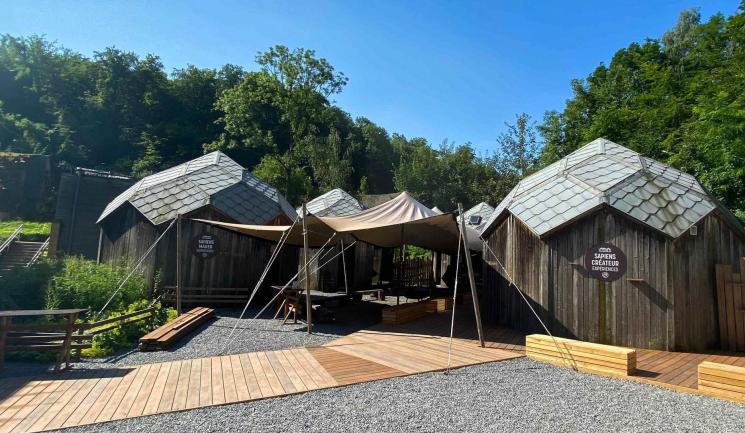 Die PBM-Rampe von Silvadec fügt sich perfekt in die Holzpavillons des Préhistomuseums ein
